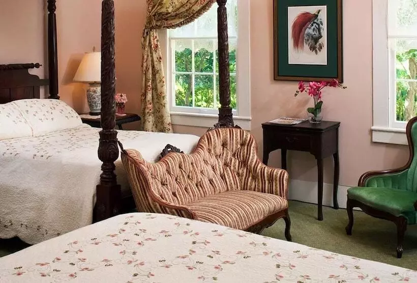 スタンダードルーム, Devereaux Shields House