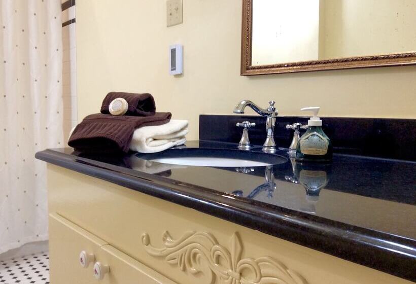 标准间, Devereaux Shields House