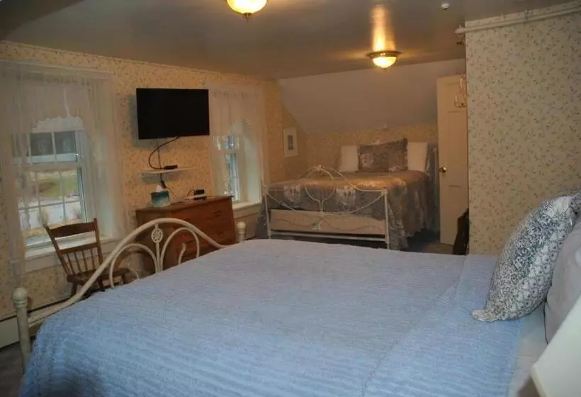 デラックスの4人部屋, Echo Lake Inn