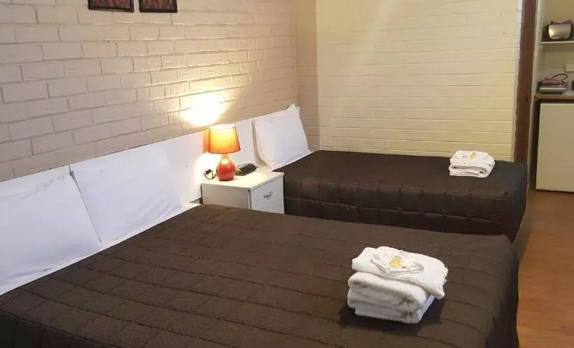 Perhehuone, Bondi Motel