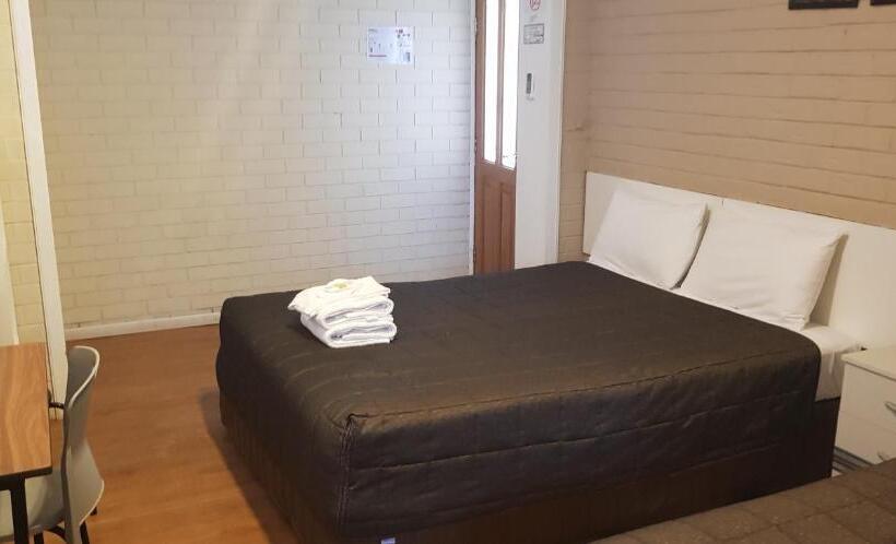 غرفة عائلية, Bondi Motel