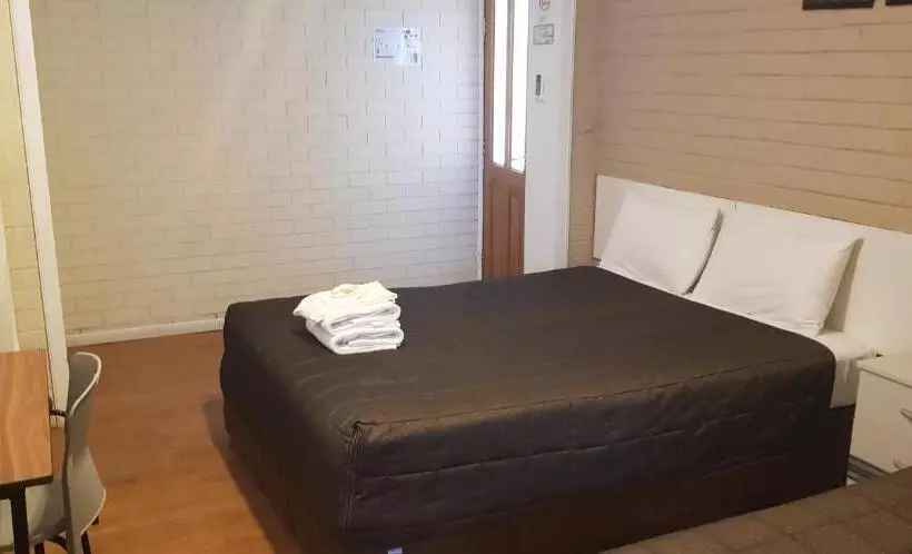 Perhehuone, Bondi Motel