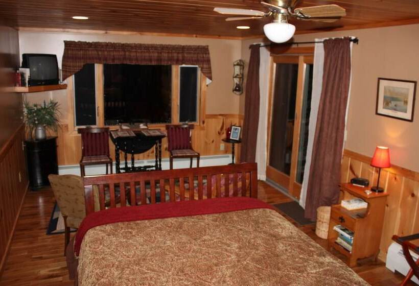 غرفة ديلوكس مطلة على البحيرة, Kiwassa Lake Bed & Breakfast