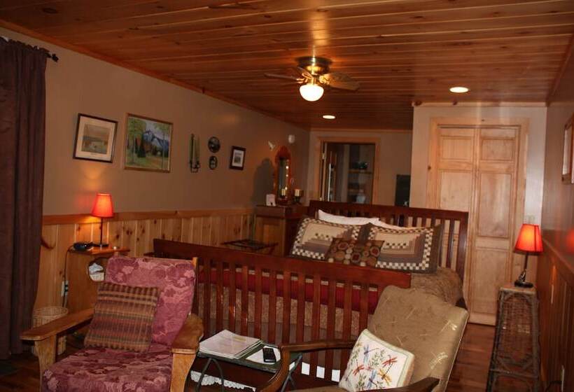 غرفة ديلوكس مطلة على البحيرة, Kiwassa Lake Bed & Breakfast