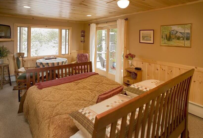 غرفة ديلوكس مطلة على البحيرة, Kiwassa Lake Bed & Breakfast