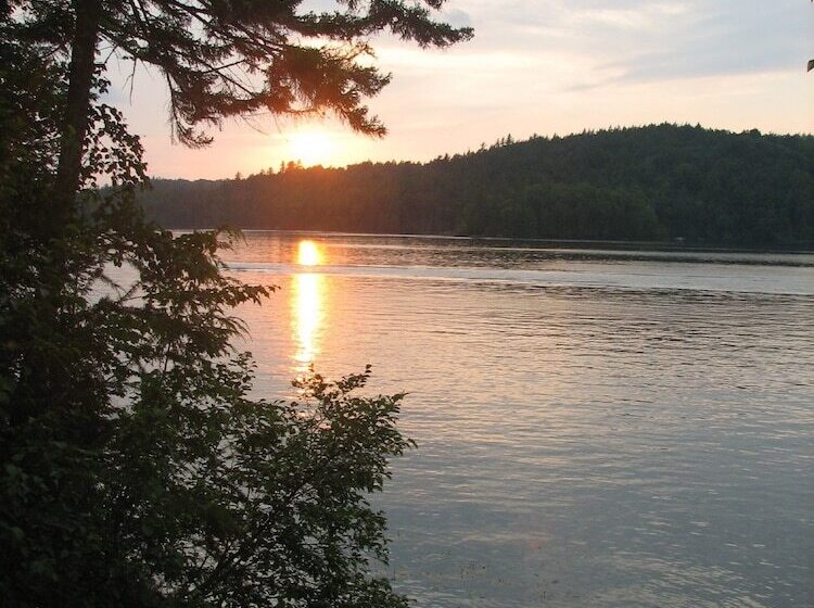 غرفة ديلوكس مطلة على البحيرة, Kiwassa Lake Bed & Breakfast