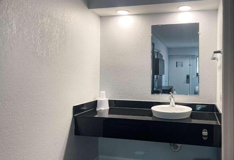 장애인을 위한 킹사이즈 침대 스탠다드 룸, Motel 6memphis, Tn  Downtown