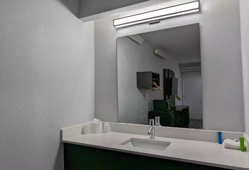 身障者適用キングサイズベッドルーム, Motel 6 Nashua, Nh  South