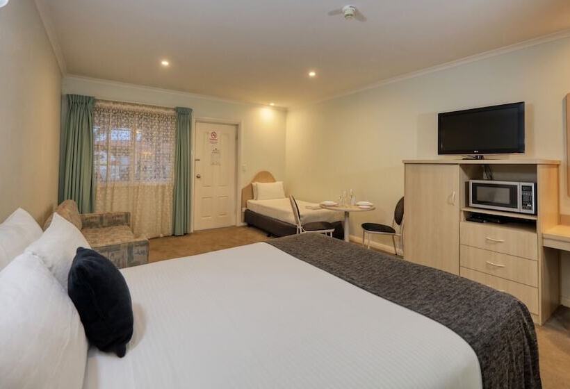 اتاق اجرایی, Charles Rasp Motor Inn & Cottages