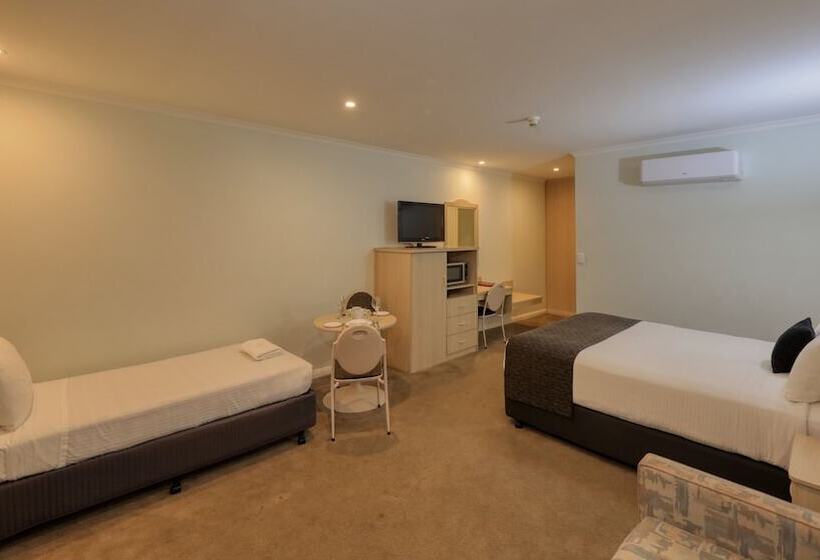 اتاق اجرایی, Charles Rasp Motor Inn & Cottages