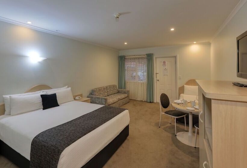اتاق اجرایی, Charles Rasp Motor Inn & Cottages