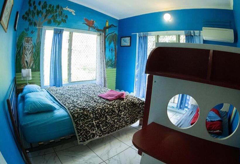 침실 3개 주택, Batchelor Butterfly Farm