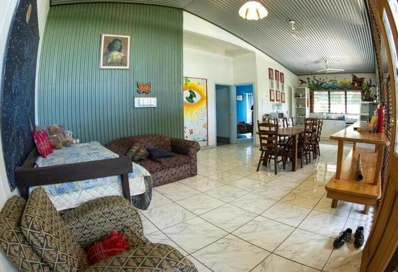 침실 3개 주택, Batchelor Butterfly Farm