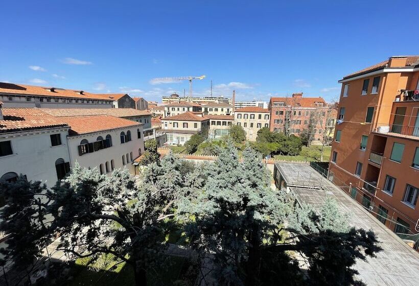 اتاق استاندارد چهارنفره با چشم‌انداز باغ, Casa Caburlotto