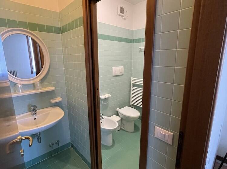 اتاق استاندارد چهارنفره با چشم‌انداز باغ, Casa Caburlotto