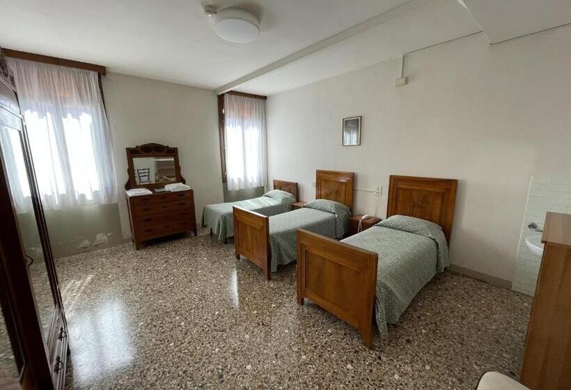 اتاق سه‌نفرۀ استاندارد با سرویس بهداشتی بیرون از اتاق, Casa Caburlotto