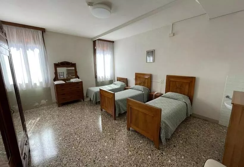 اتاق سهنفرۀ استاندارد با سرویس بهداشتی بیرون از اتاق, Casa Caburlotto