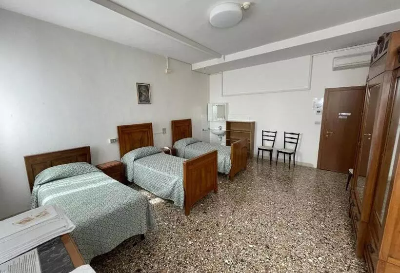 اتاق سهنفرۀ استاندارد با سرویس بهداشتی بیرون از اتاق, Casa Caburlotto