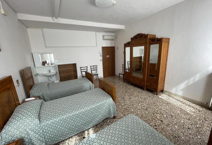 اتاق سه‌نفرۀ استاندارد با سرویس بهداشتی بیرون از اتاق, Casa Caburlotto