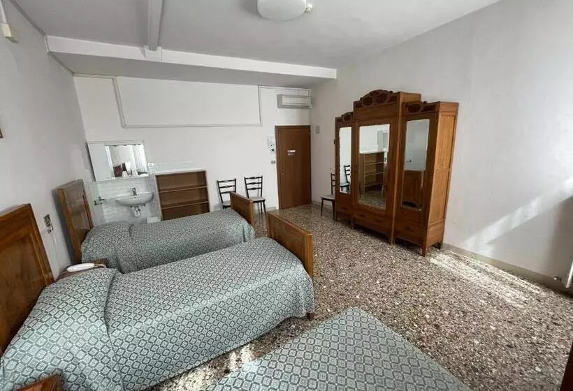 اتاق سهنفرۀ استاندارد با سرویس بهداشتی بیرون از اتاق, Casa Caburlotto
