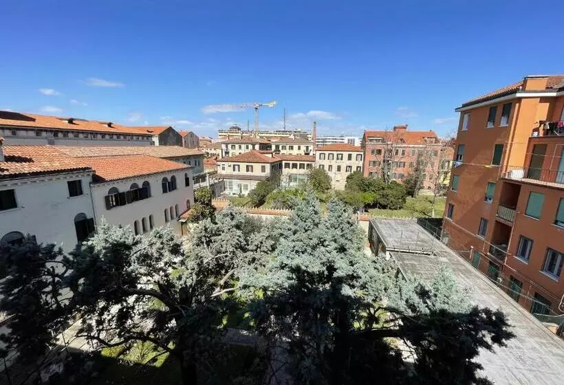 اتاق استاندارد چهارنفره با چشمانداز باغ, Casa Caburlotto
