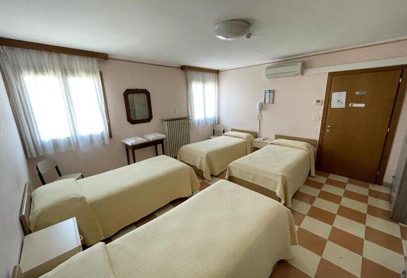 اتاق استاندارد چهارنفره با چشم‌انداز باغ, Casa Caburlotto