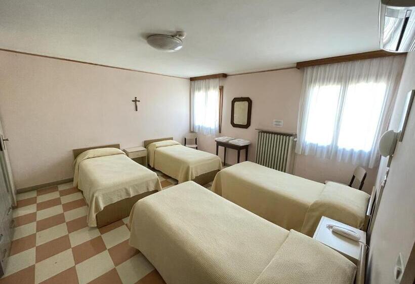 اتاق استاندارد چهارنفره با چشم‌انداز باغ, Casa Caburlotto