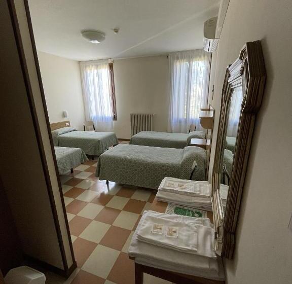 اتاق استاندارد چهارنفره با چشم‌انداز باغ, Casa Caburlotto