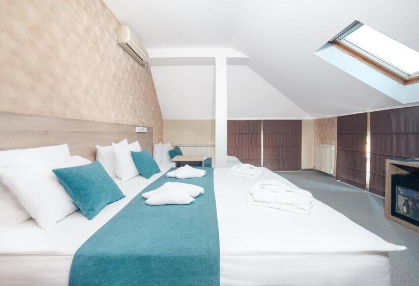 اتاق استاندارد سه نفره, Garni Hotel Mint