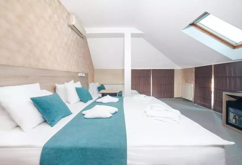 اتاق استاندارد سه نفره, Garni Hotel Mint