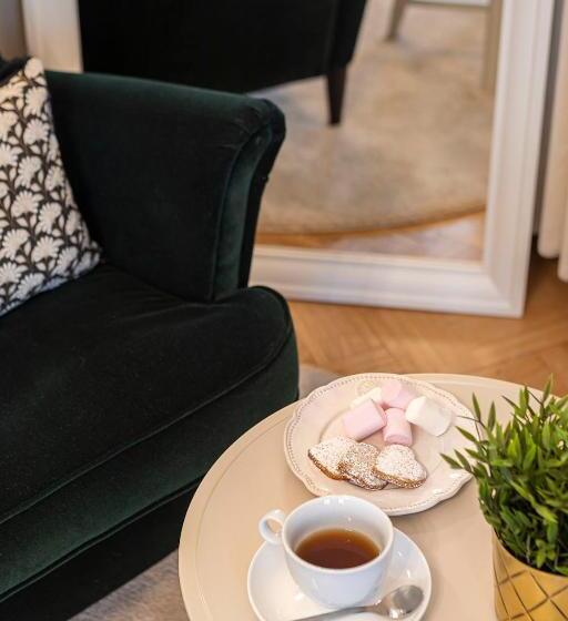 جناح عائلي, Les Suites De Sautet