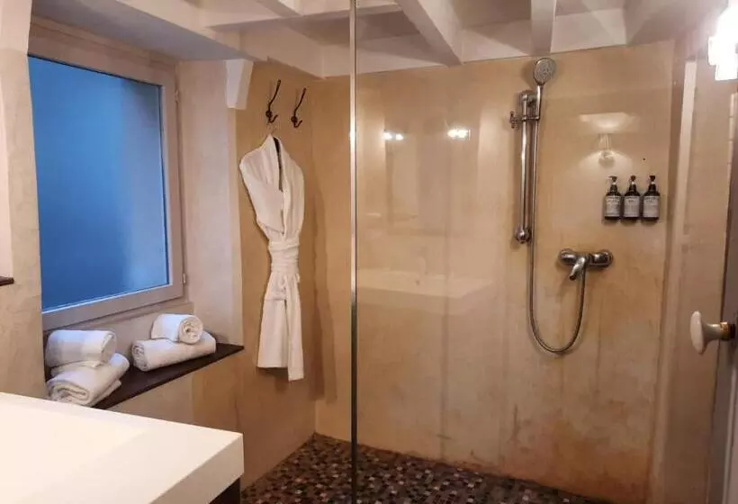 سوییت دوبلکس, Les Suites De Sautet