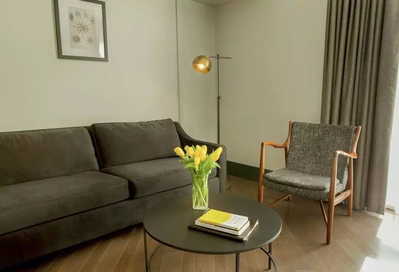 سوییت جونیور, The Tillary Hotel Brooklyn