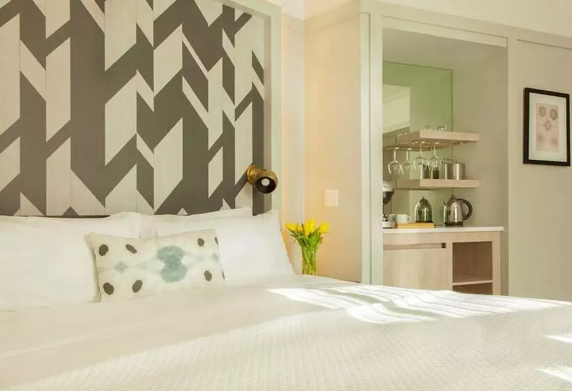 سوییت جونیور, The Tillary Hotel Brooklyn
