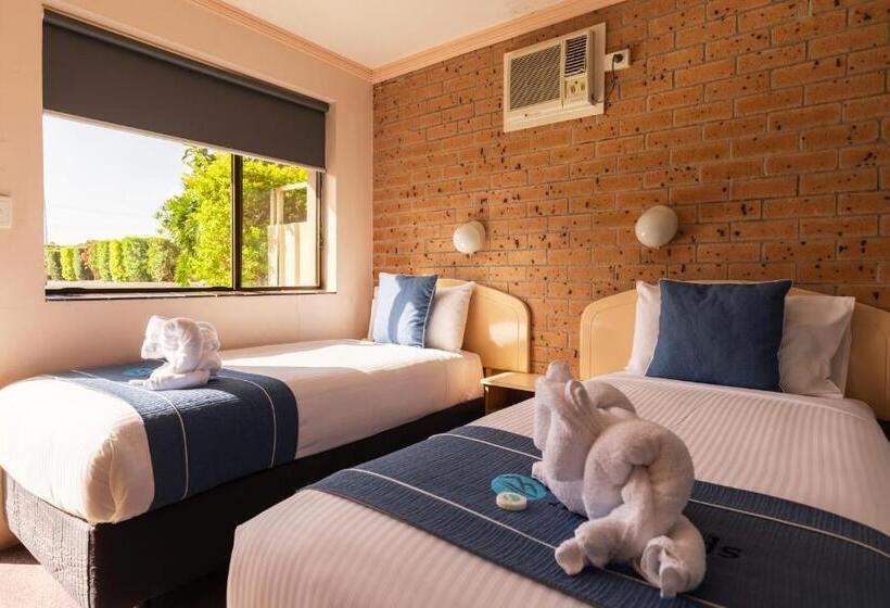 סוויטה משפחתית, Midlands Motel