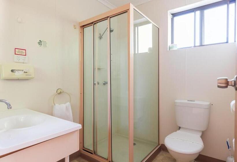 סוויטה משפחתית, Midlands Motel