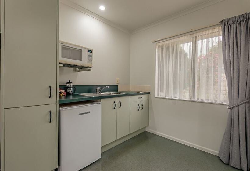 סטודיו דלוקס, Camelot Motor Lodge And Conference Centre