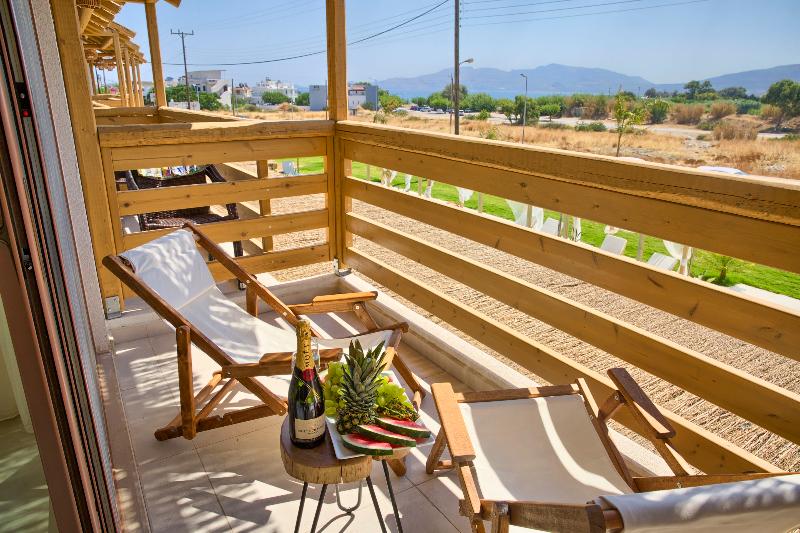 سوئیت جونیور با استخر, Alia Luxury Suites And Spa