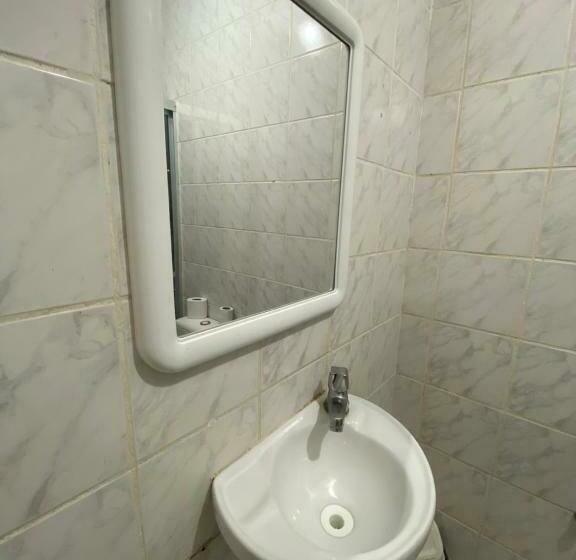 标准三人间, Center 1