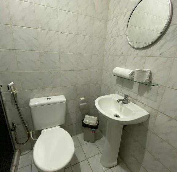 标准三人间, Center 1