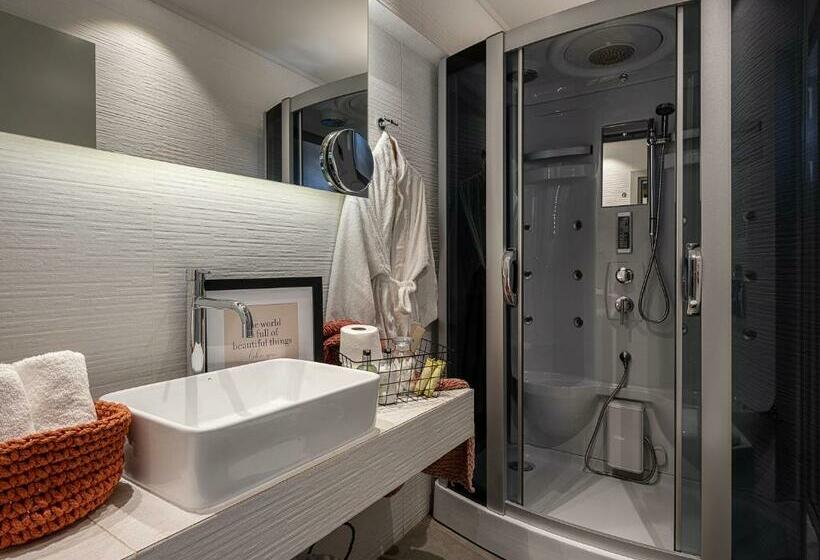 套房, Elia Bettolo