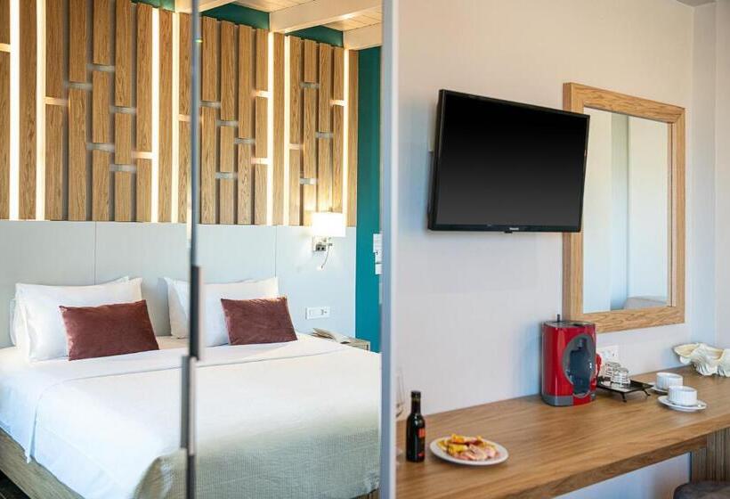 高级大房间, Elia Bettolo