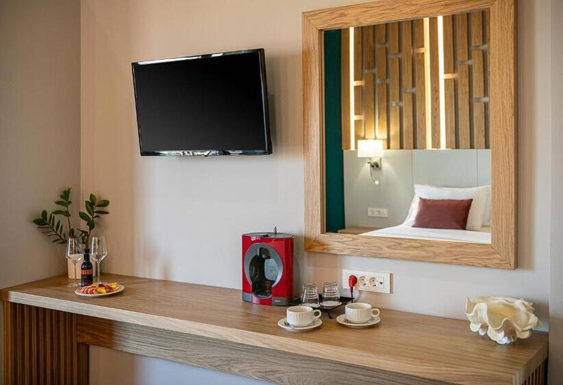 高级大房间, Elia Bettolo