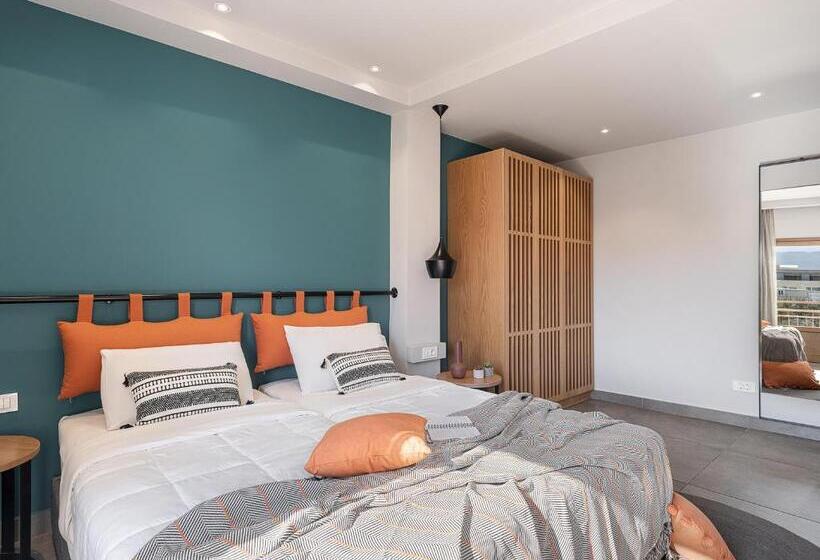 高级大房间, Elia Bettolo