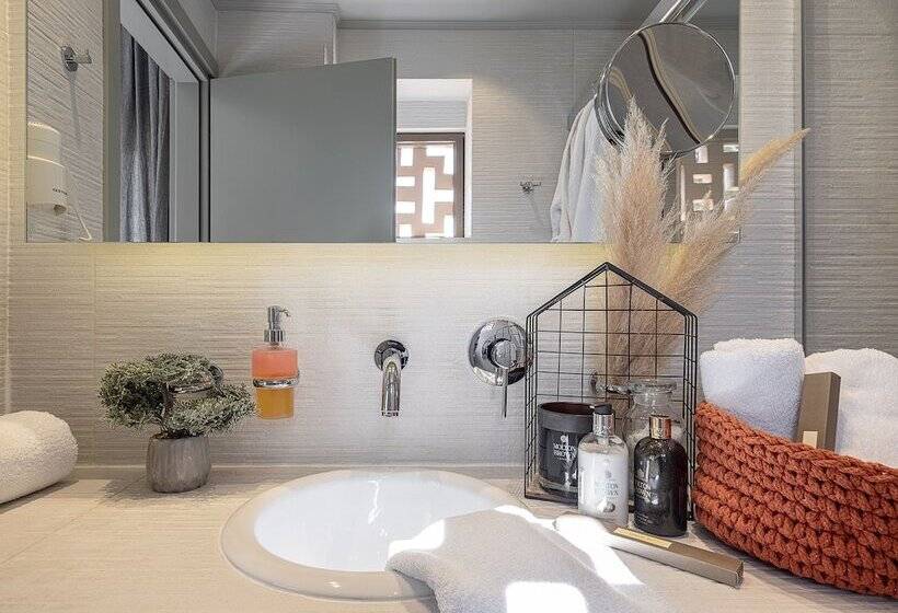 高级大房间, Elia Bettolo