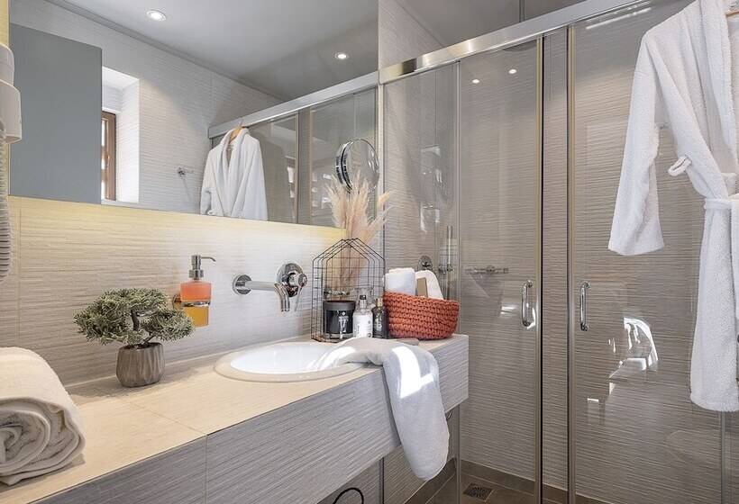 高级大房间, Elia Bettolo