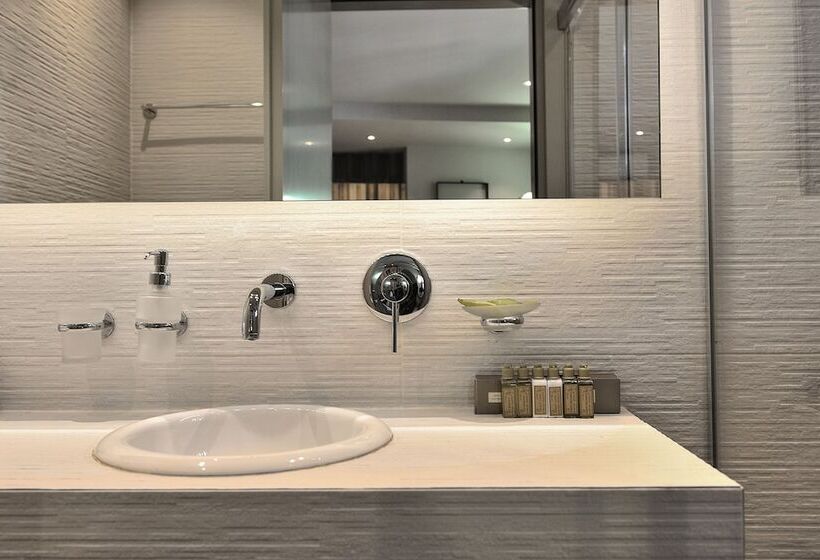 高级大房间, Elia Bettolo