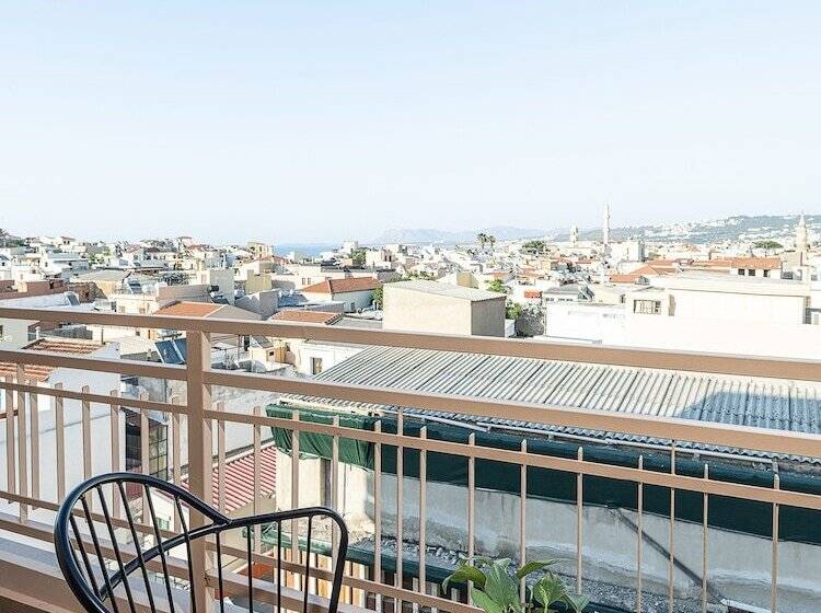 高级大房间, Elia Bettolo