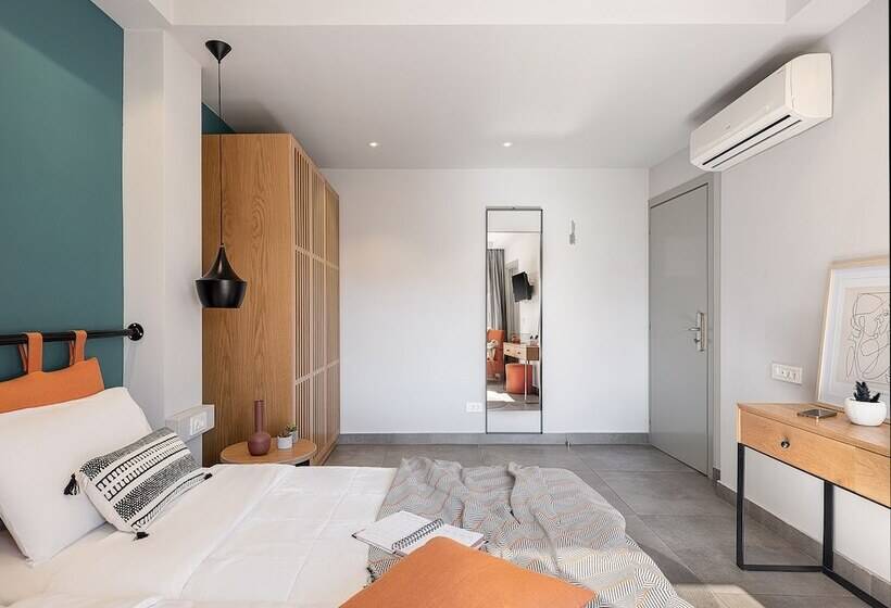 高级大房间, Elia Bettolo