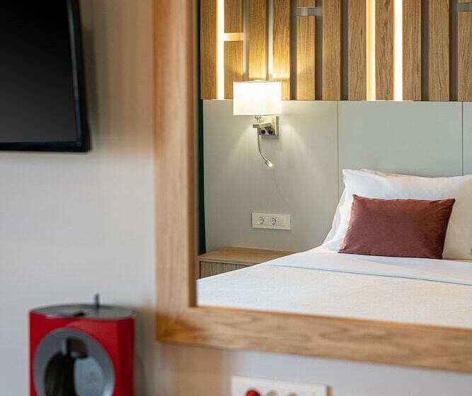 高级大房间, Elia Bettolo